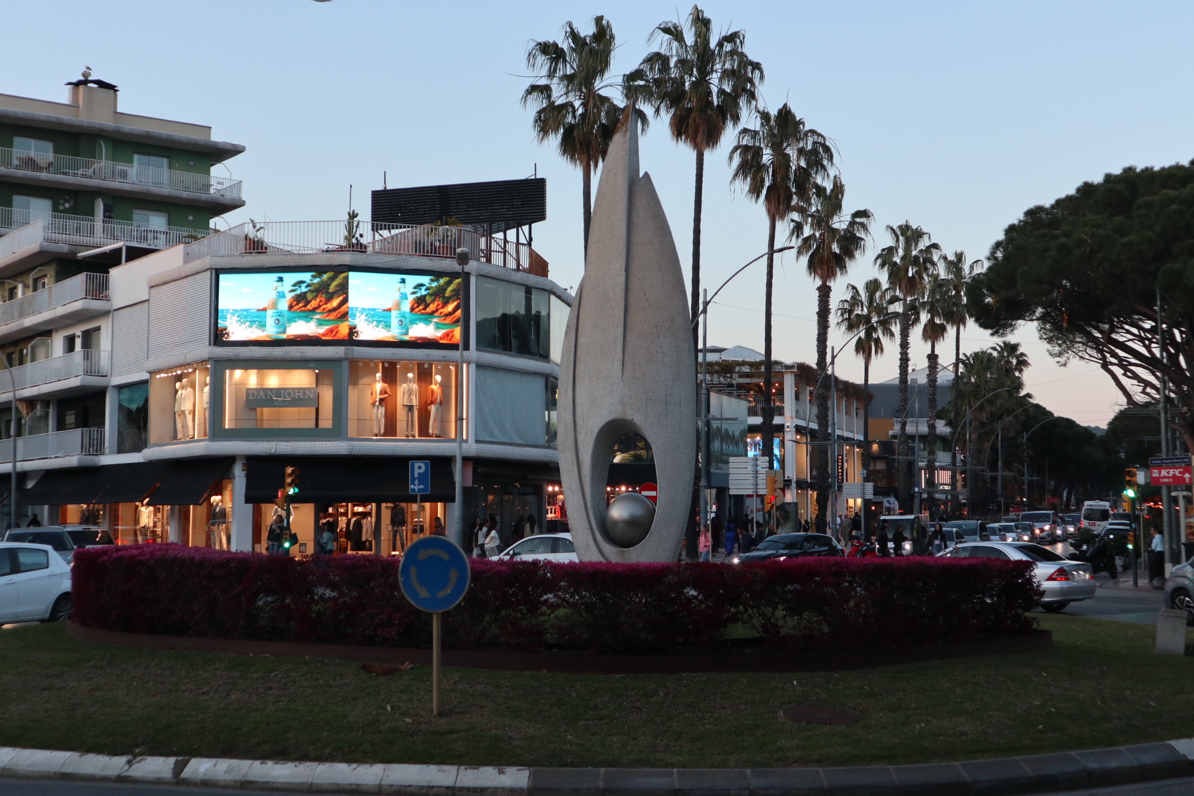 Pantalla LED PimPam en funcionamiento con creatividad publicitaria, rotonda Platja d'Aro