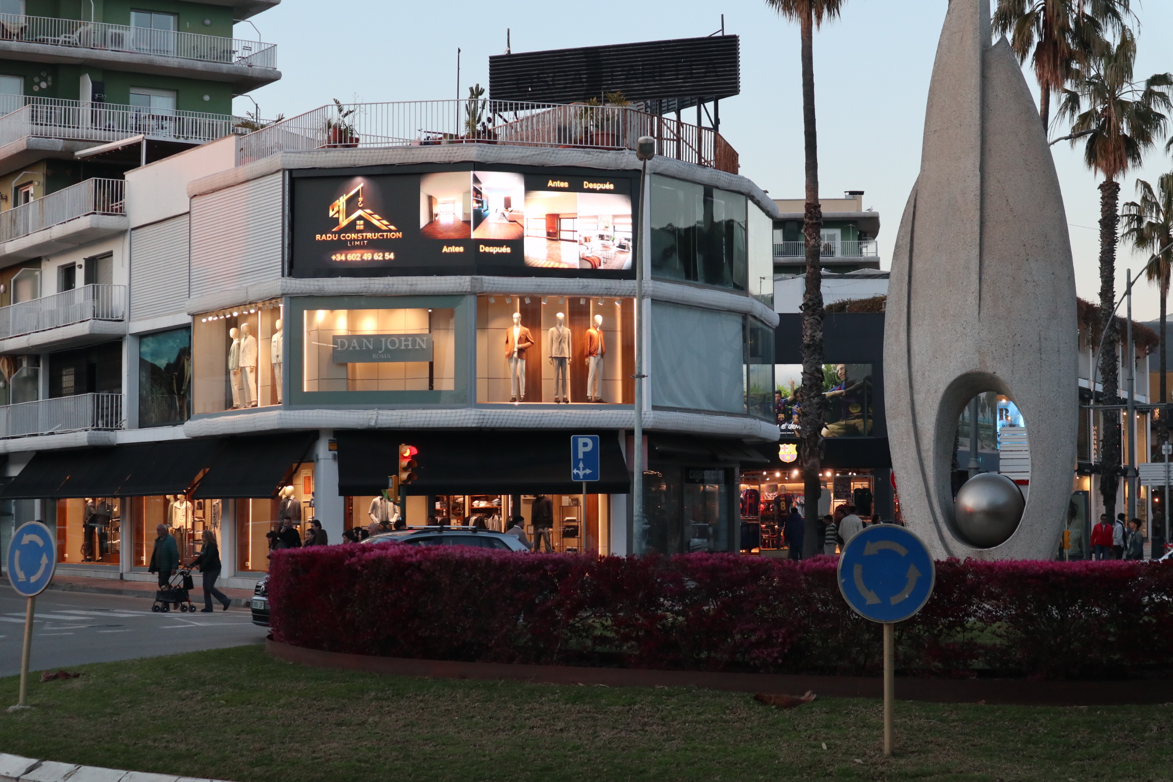 Pantalla LED PimPam al atardecer con vista del cruce de seis vías