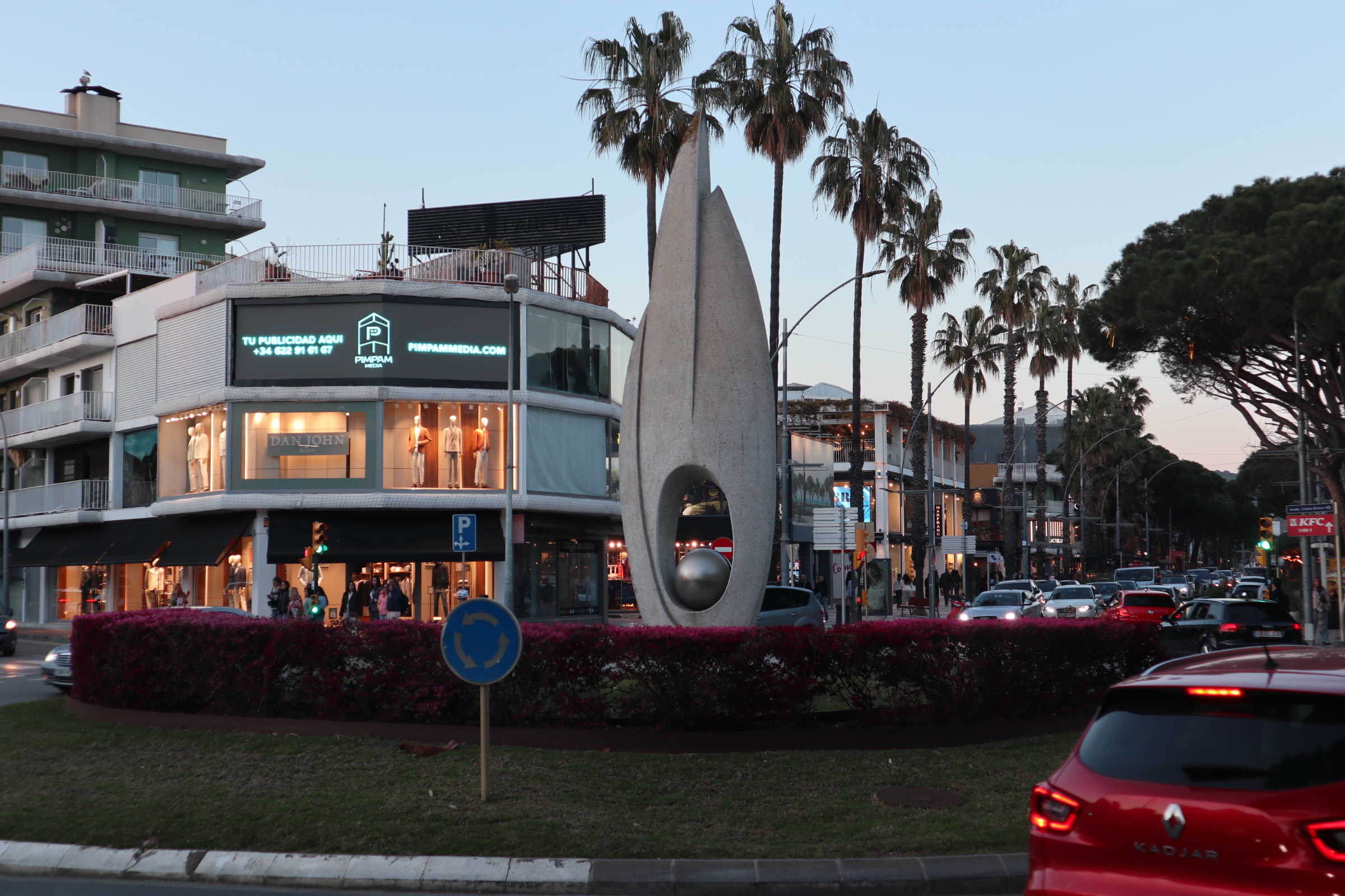 Pantalla LED PimPam mostrando "TU PUBLICIDAD AQUÍ" sobre la rotonda principal de Platja d'Aro